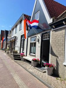 登霍伦Het Heertje的一面有旗帜的房子