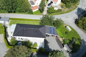 Leilighet 1 og 2 - Mandal, Norges sørligste kommune的享有带太阳能屋顶的房子的顶部景色