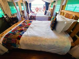 姆万扎Wag Hill Lodge & Spa的一间卧室,配有两张床