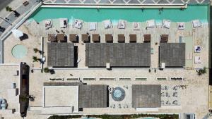 加的斯Cádiz Bahía by QHotels的享有带游泳池的大楼的顶部景致