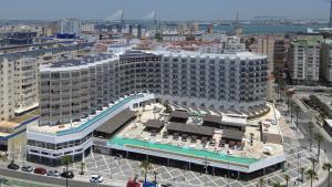 加的斯Cádiz Bahía by QHotels的城市中一座大建筑的空中景观