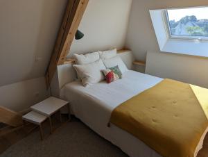 HeimsbrunnLa Maison d'Enfance的一间小卧室,配有床和窗户