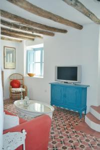 NigüelasCasa Mosaico Granada en el V de Lecrin的客厅配有蓝色橱柜和电视