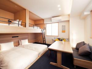 东京美満如家酒店东京 八丁堀的一间带两张双层床和一张沙发的卧室
