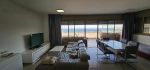 埃拉特Top-Luxury Exclusive Аpt with Jacuzzi in front of the sea的带沙发、桌子和电视的客厅