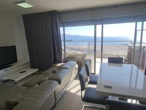 埃拉特Top-Luxury Exclusive Аpt with Jacuzzi in front of the sea的带沙发的客厅,享有海景