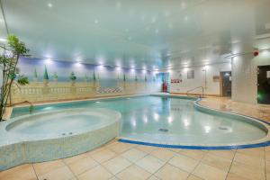 肯德尔河畔酒店的一个带大浴缸的大型游泳池