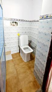 斋沙默尔Nomadic Backpackers Hostel的一间位于客房内的白色卫生间的浴室