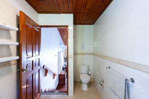 贝圣安那科特梅尔小屋的一间带卫生间和木门的浴室