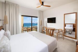 厄尔梅达诺普拉亚苏尔特内里费酒店的一间卧室配有一张床,享有海景