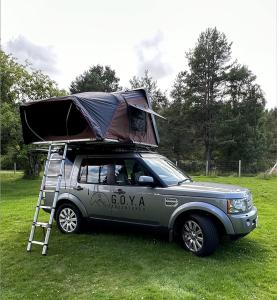InshesDiscovery 4 - Family Camper的一辆小汽车,上面有帐篷