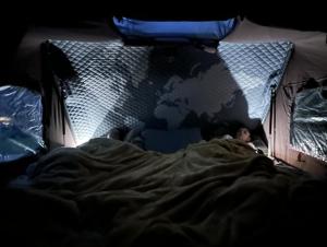 InshesDiscovery 4 - Family Camper的两个人躺在帐篷里的床上