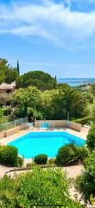 圣马克西姆Appartement T2 Sainte Maxime的享有大型蓝色游泳池的顶部景致