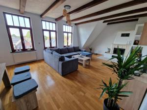 威廉港98qm Wohnung im Villenviertel - Voll ausgestattet mit Balkon und Kamin - WLAN gratis的客厅配有沙发和桌子