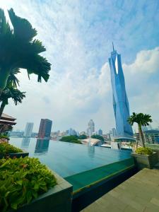 吉隆坡Millennium Suite At Opus Residence的享有布吉哈利法(burj khalifa)和城市的景致。