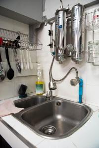佛丕Chill @ Phetchaburi的厨房水槽和柜台上的水龙头
