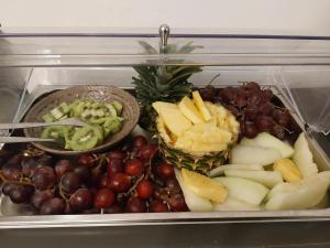 卡塔尼亚20 Miglia Boutique Hotel的装满不同种类水果和蔬菜的塑料容器