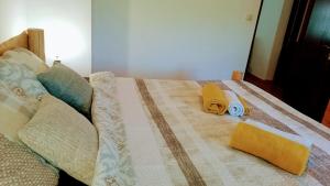 弗济内Apartman Barbara的一张带两个枕头的床和两条毛巾
