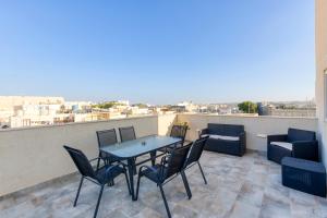 比尔基卡拉Annitchka Mansions - Penthouse in central Malta的美景阳台配有桌椅