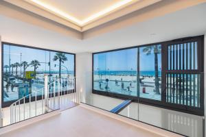 加的斯Apartamentos Playa Victoria的客房设有窗户,享有海滩美景。