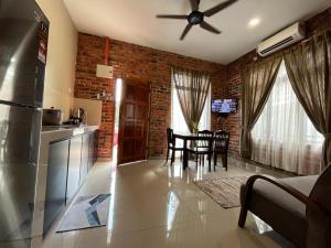 BidurCinta Abadi Resort的厨房以及带吊扇的用餐室。