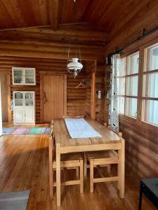 纳坦利Rantahuvila Naantalissa的小屋内带桌子的木制用餐室