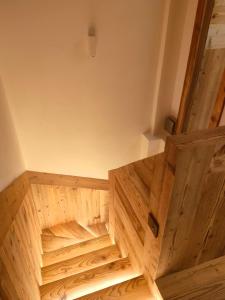 布勒伊-切尔维尼亚Fior di Roccia Apartments的空空房间,铺有木地板,设有木门