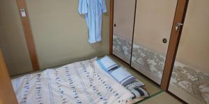 日光Yagisawa Corp - Vacation STAY 90026v的一张小床,位于客房的角落