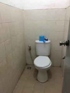 诗都阿佐OYO Life 93009 Griya Nautika Sedati的浴室设有卫生间,上面有一个蓝色碗