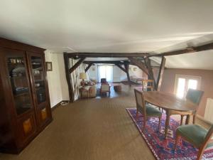 欧塞尔La maison familiale的客厅配有木桌和椅子