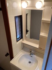 北九州Nostime lodge 女性限定 female only的一间带水槽和镜子的浴室