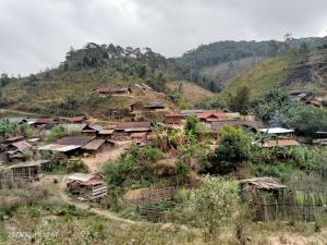 孟丰沙湾Ban Na Pia - Family Home stay的山丘上的小村庄,上面有房子