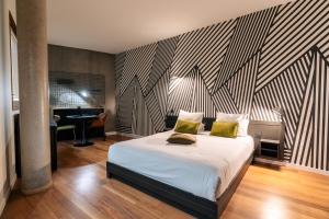 阿斯克新城Cowool Lille Villeneuve D'Ascq - Ex Olivarius的一间卧室配有一张带两个黄色枕头的床
