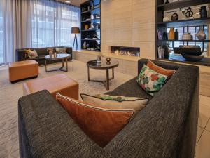 汉堡汉堡米歇尔阿迪娜公寓式酒店的带沙发和壁炉的客厅