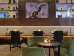 汉堡汉堡米歇尔阿迪娜公寓式酒店的一间带桌椅和长凳的餐厅