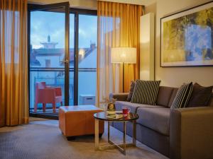 汉堡汉堡米歇尔阿迪娜公寓式酒店的客厅配有沙发和桌子