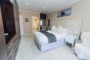 AmsterdamhoekCosy Home In Bluewater Bay的卧室配有一张白色大床和电视。