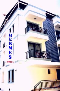 卡斯赫耳墨斯住宿加早餐旅馆的带阳台的白色建筑和酒店