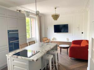 格勒诺布尔Le petit Versailles - T2 au centre-ville的一间厨房和一间带红色沙发的客厅