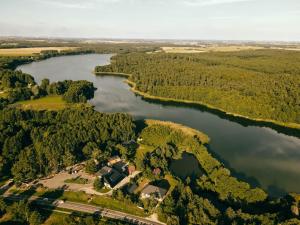翁格罗维茨Mięta的河流上岛屿上房屋的空中景观