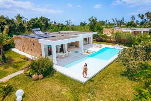 DikoniYcona Eco-Luxury Resort, Zanzibar的享有带游泳池的房屋的空中景致