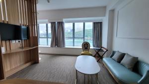 香港华丽海湾酒店的带沙发和电视的客厅
