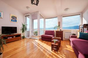 斯普利特Sun Spalato Hills 8的客厅配有紫色沙发和电视