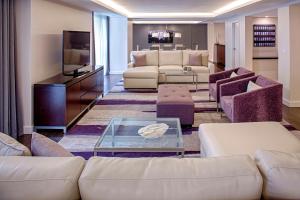 华盛顿华盛顿格兰德凯悦酒店的客厅配有白色沙发和电视