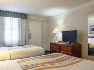 梅泰里拉魁恩塔新奥尔良维特昂斯/梅泰里酒店的酒店客房设有两张床和一台平面电视。