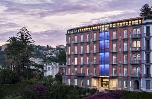 那不勒斯The Britannique Hotel Naples, Curio Collection By Hilton的建筑的 ⁇ 染,上面有蓝色的灯光