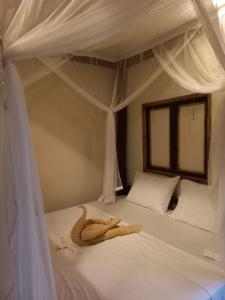 BanjarangkanBaliFarmhouse的卧室床上的毛巾