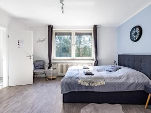 埃森# VAZ Apartments E01 Küche, TV, Netflix, ca 15 Min Messe u HBf的一间卧室设有一张大床和一个窗户。