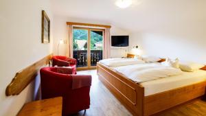 若特阿赫-埃根麦尔酒店的一间卧室设有两张床、一把椅子和一个窗户。