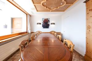 威拉尔-苏-罗伦阿尔卑斯如花酒店的一间会议室,配有长桌子和椅子